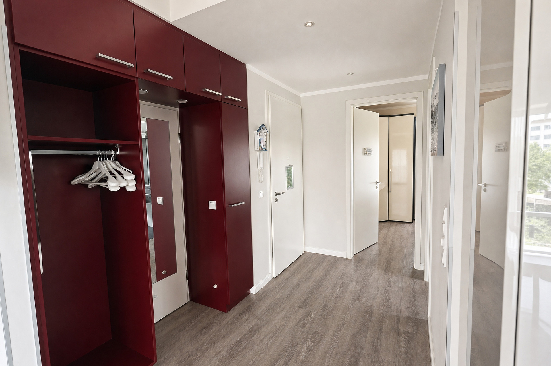 Empfang mit maßgefertigter Einbaugarderobe