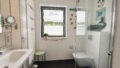 Tageslichtbad mit bodengleicher Dusche