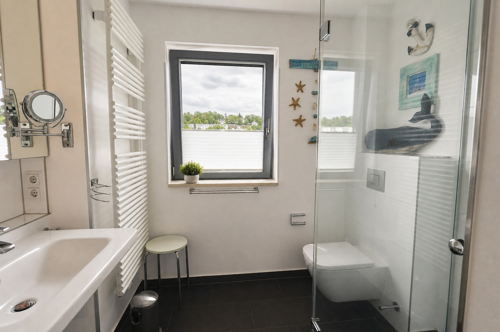 Tageslichtbad mit bodengleicher Dusche