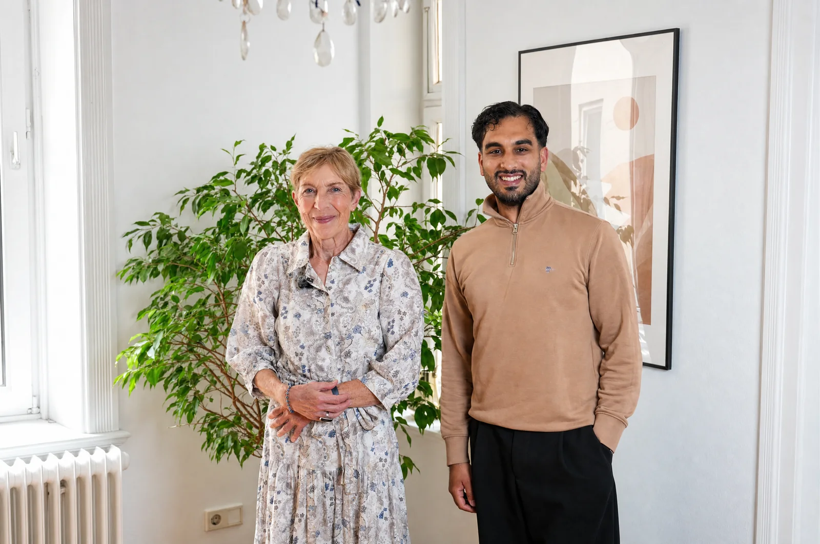 Ziyad Karamac von Freesia Immobilien im Gespräch in einem Wohnzimmer