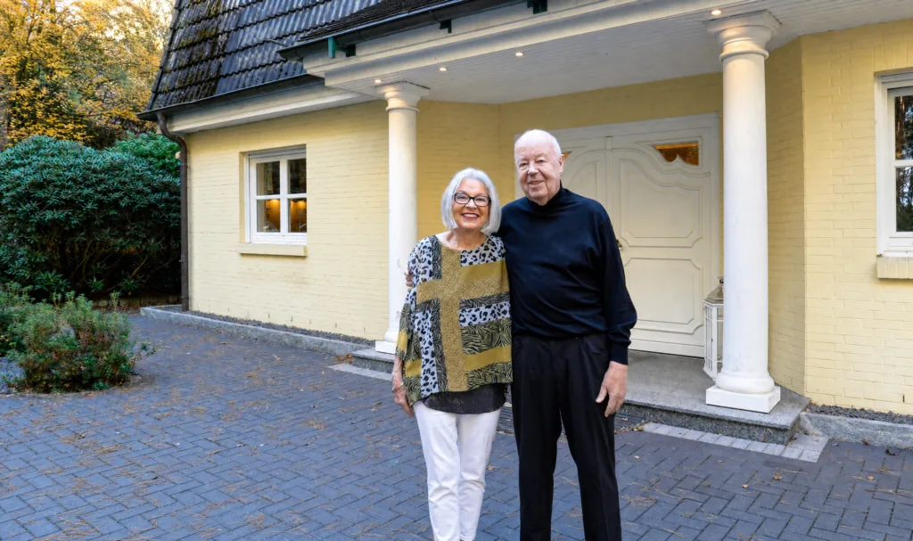 Zufriedene Eigentümer nach Notartermin und Übergabe
