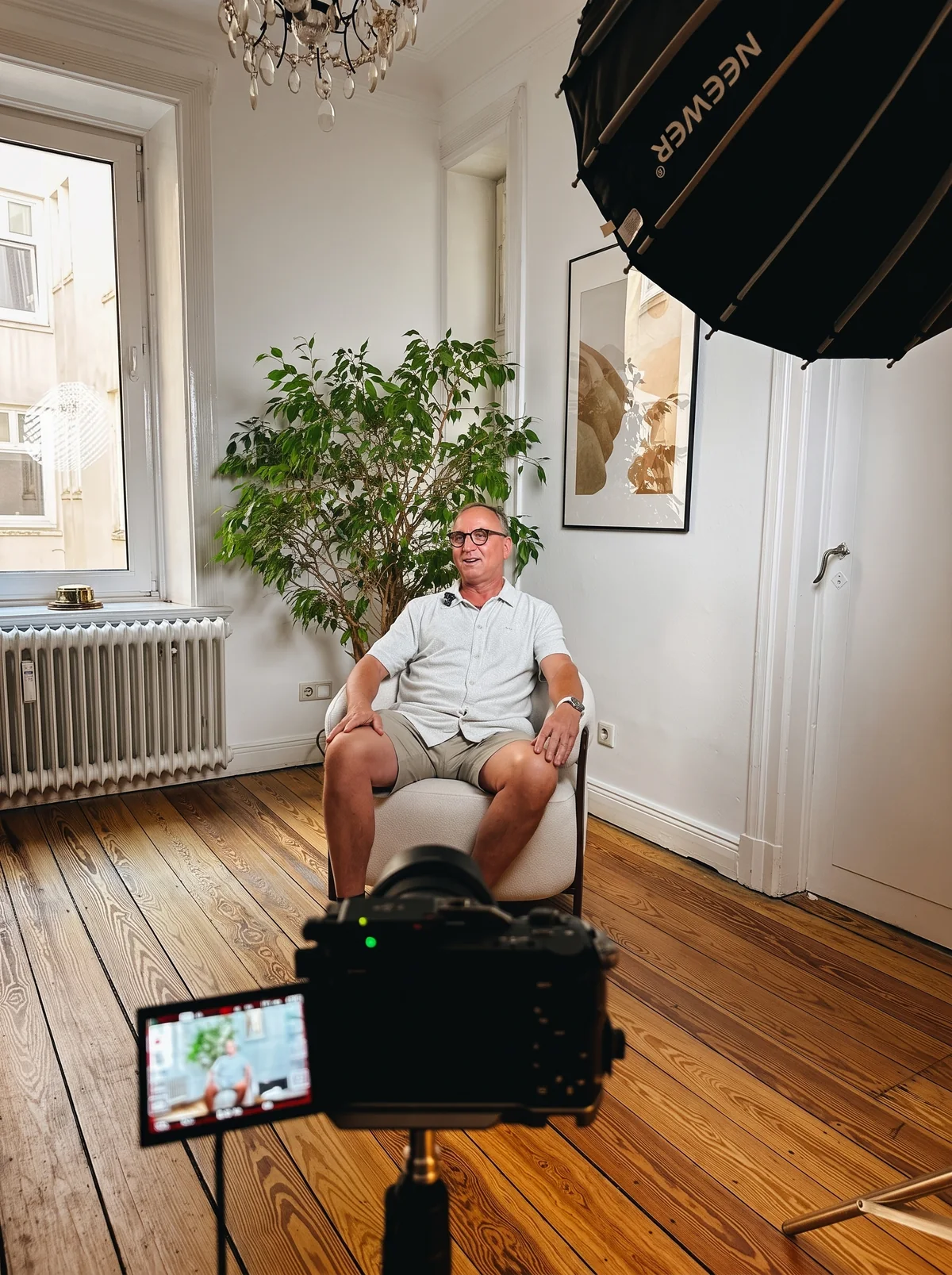 Aufnahme eines Kundeninterviews im B&uuml;ro von Freesia Immobilien in Hamburg