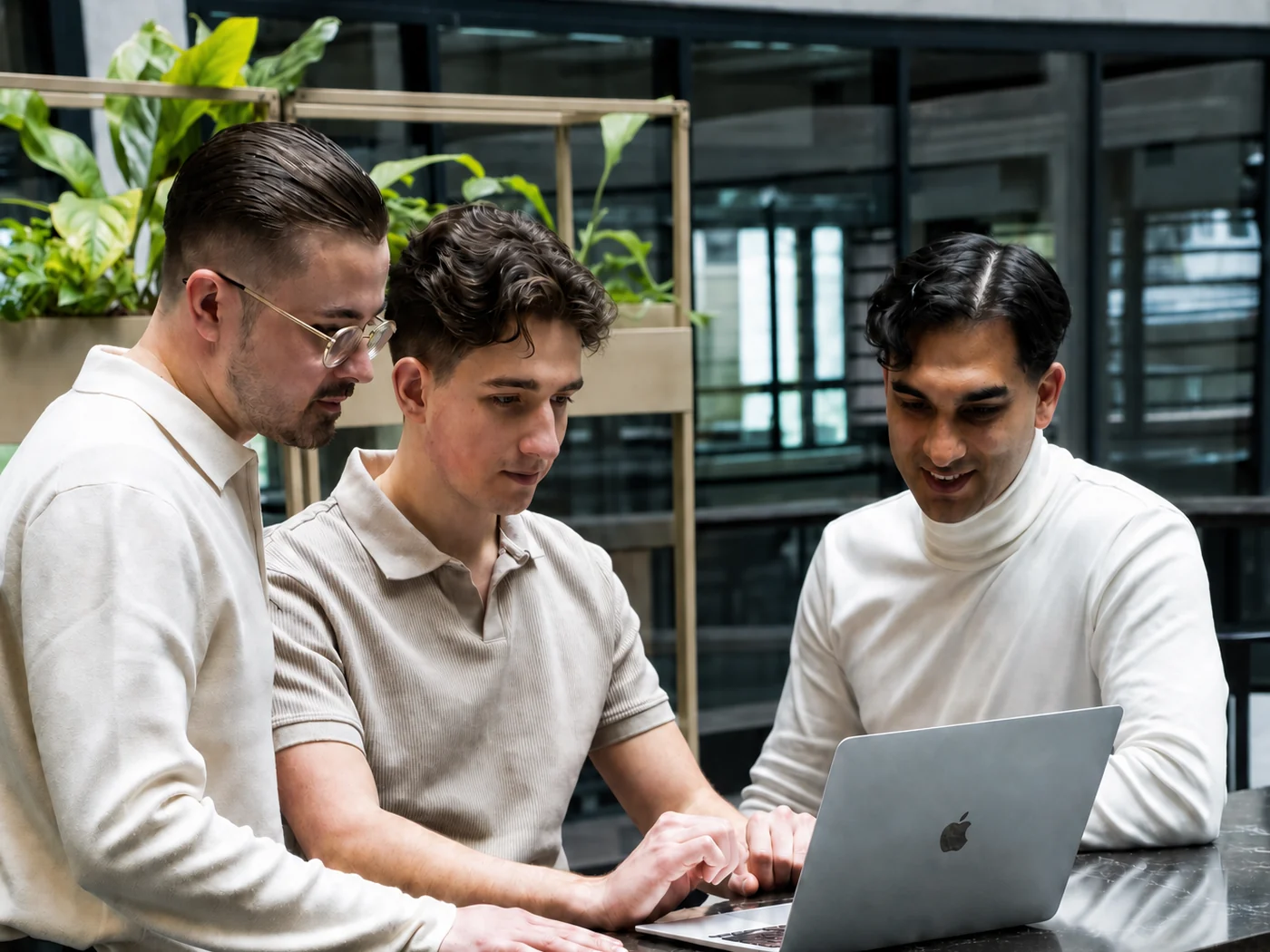 Das Team von Freesia Immobilien bei der Arbeit am Laptop
