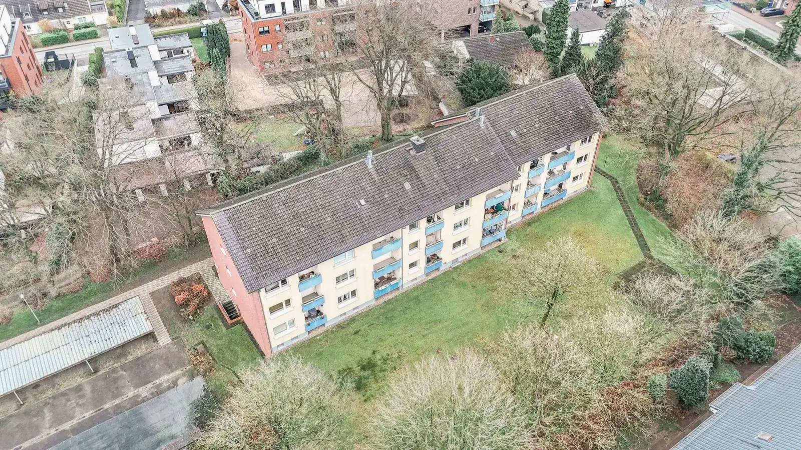 Drohnenaufnahme eines Einfamilienhauses im Wohnquartier