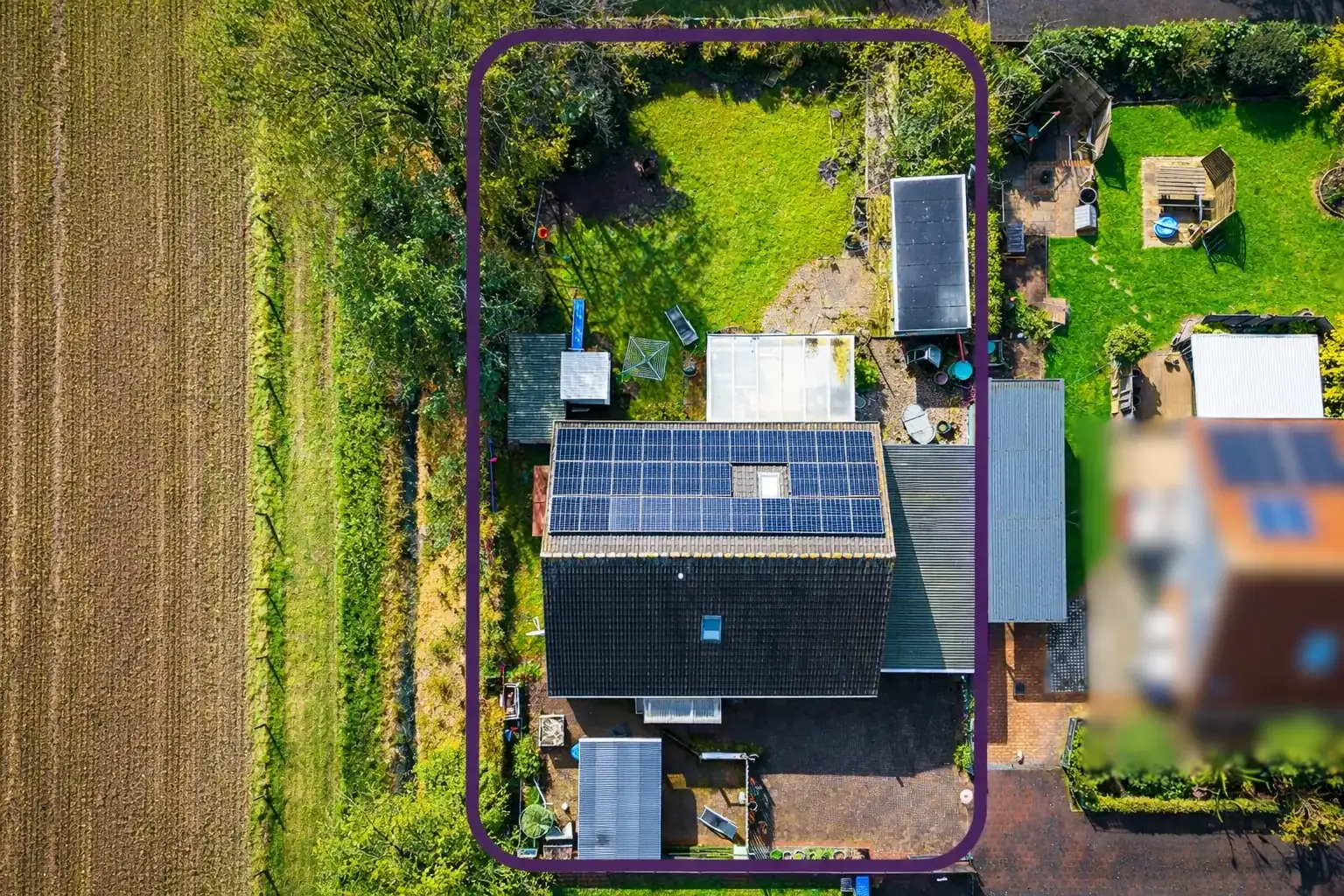 Luftbild eines Grundstücks mit Photovoltaikanlage auf dem Dach