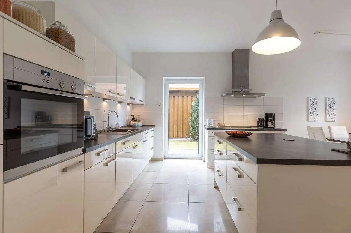 Moderne Einbauküche in einem Einfamilienhaus in Ahrensburg