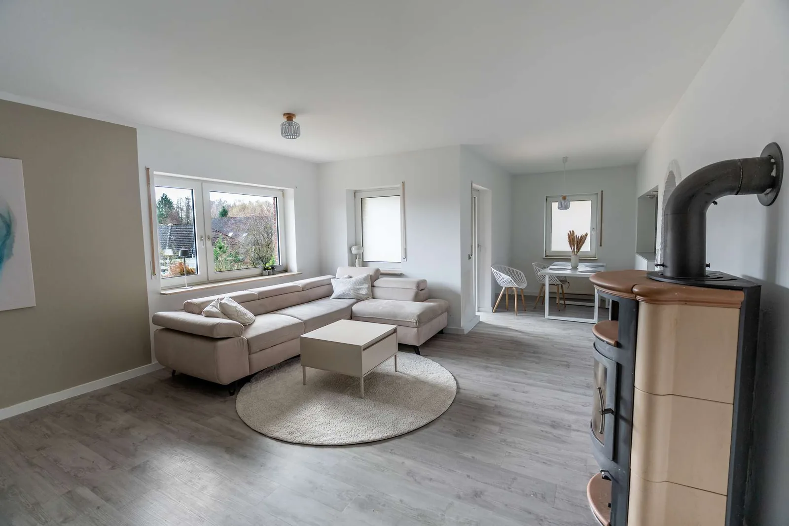 Wohnzimmer mit Kaminofen in einem Landhaus