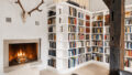 offene Kamin mit angrenzender Bibliothek