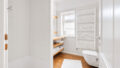 Badezimmer im Erdgeschoss mit bodengleicher Dusche