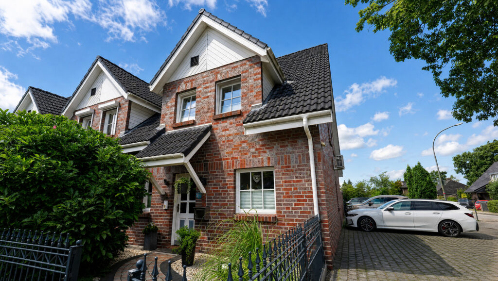 Modernes Reihenendhaus mit gepflegter Klinkerfassade