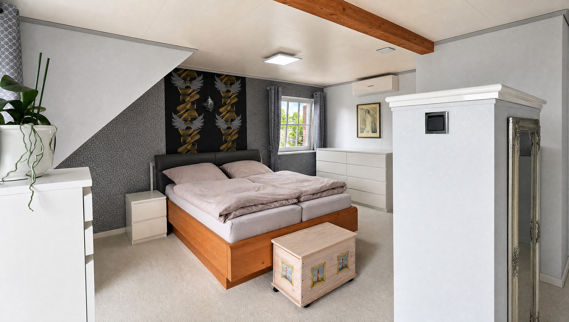 Helles Schlafzimmer, freundlich möbliert
