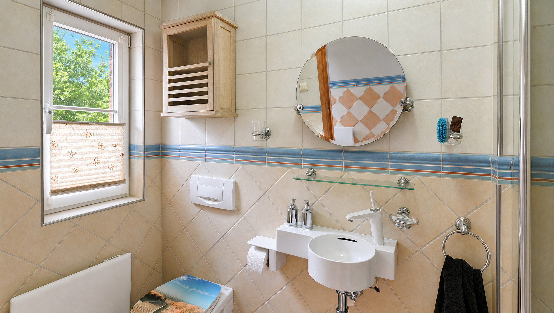 Modernes Tageslichtbad mit Dusche