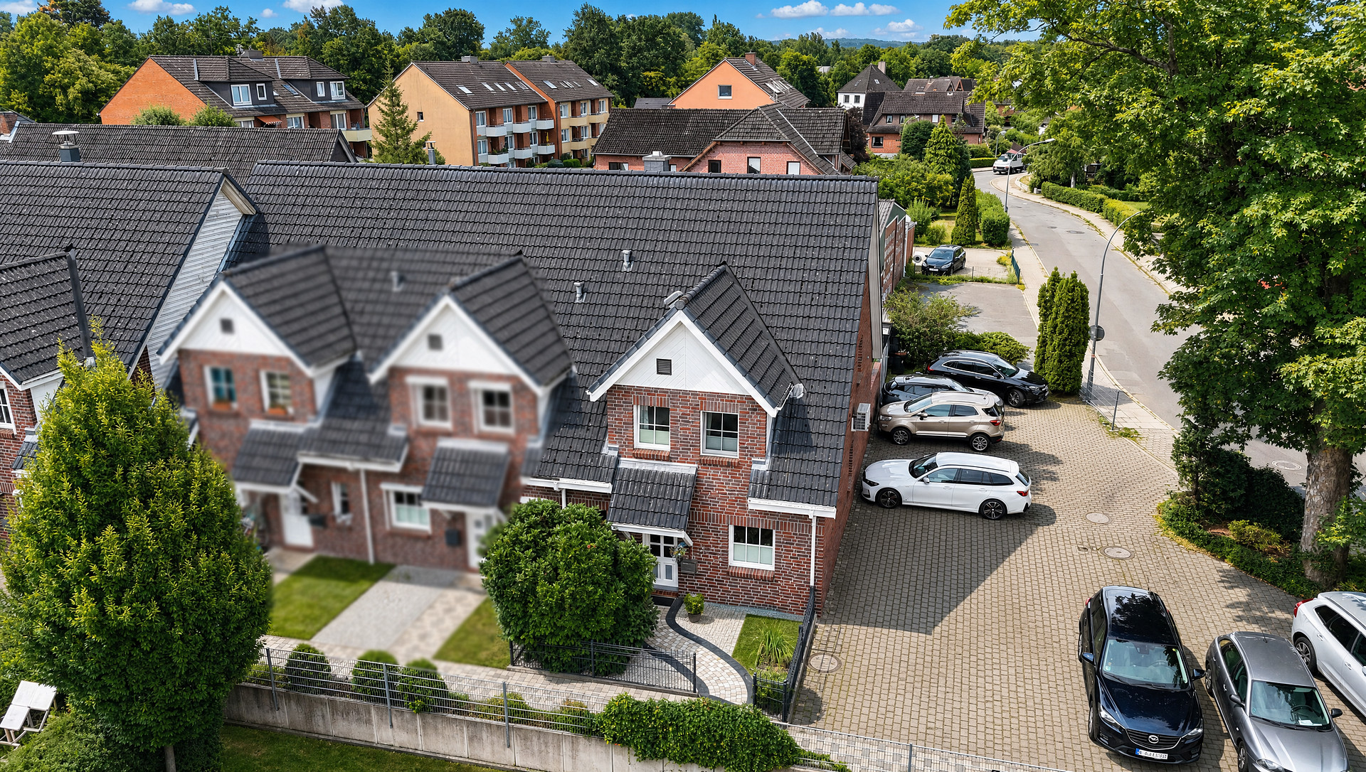Straßenansicht des gepflegten Hauses