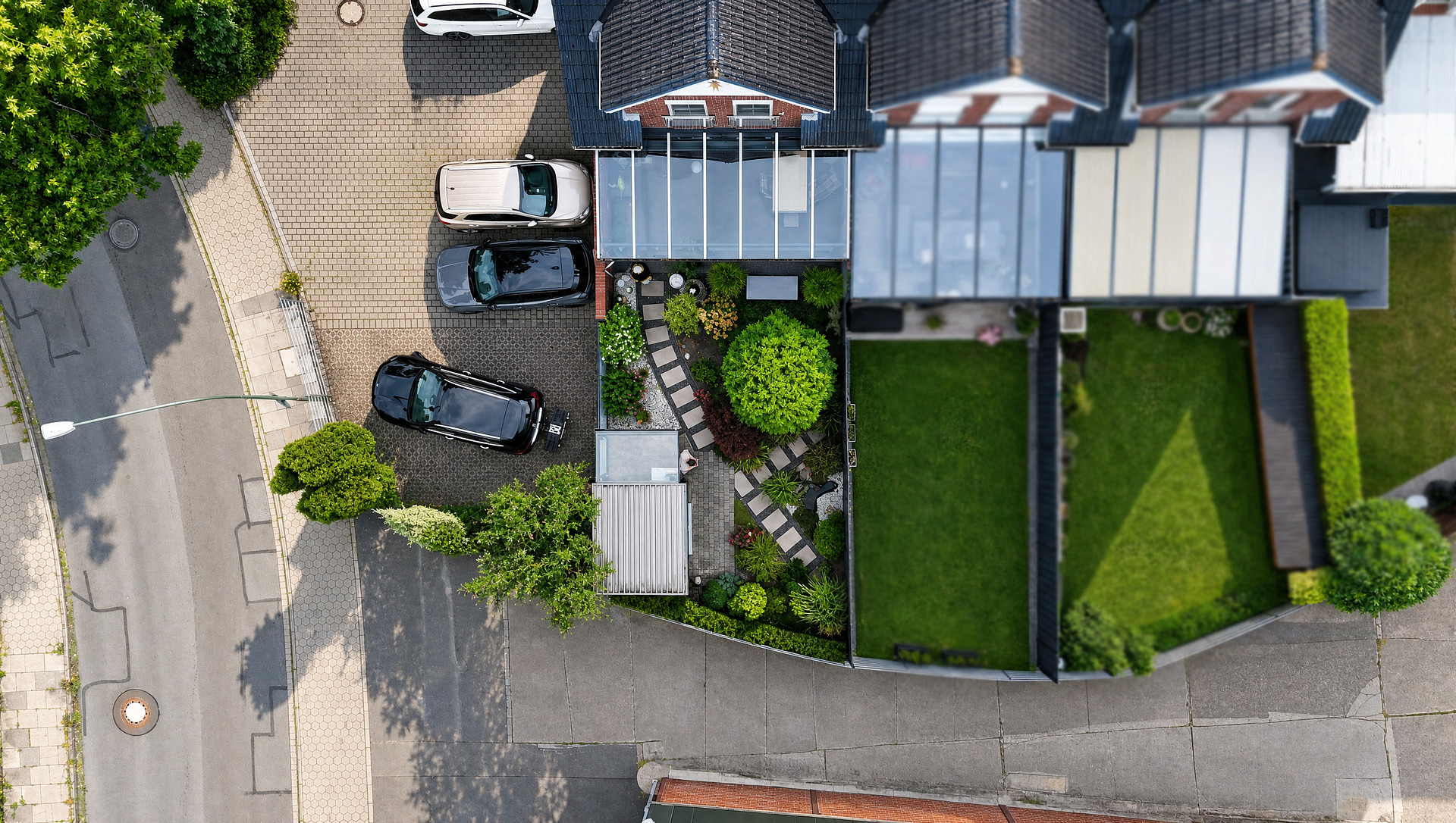 Privater Garten mit Gerätehaus