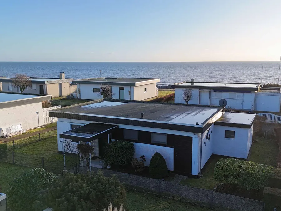 Frontansicht eines verkauften Bungalows auf Fehmarn