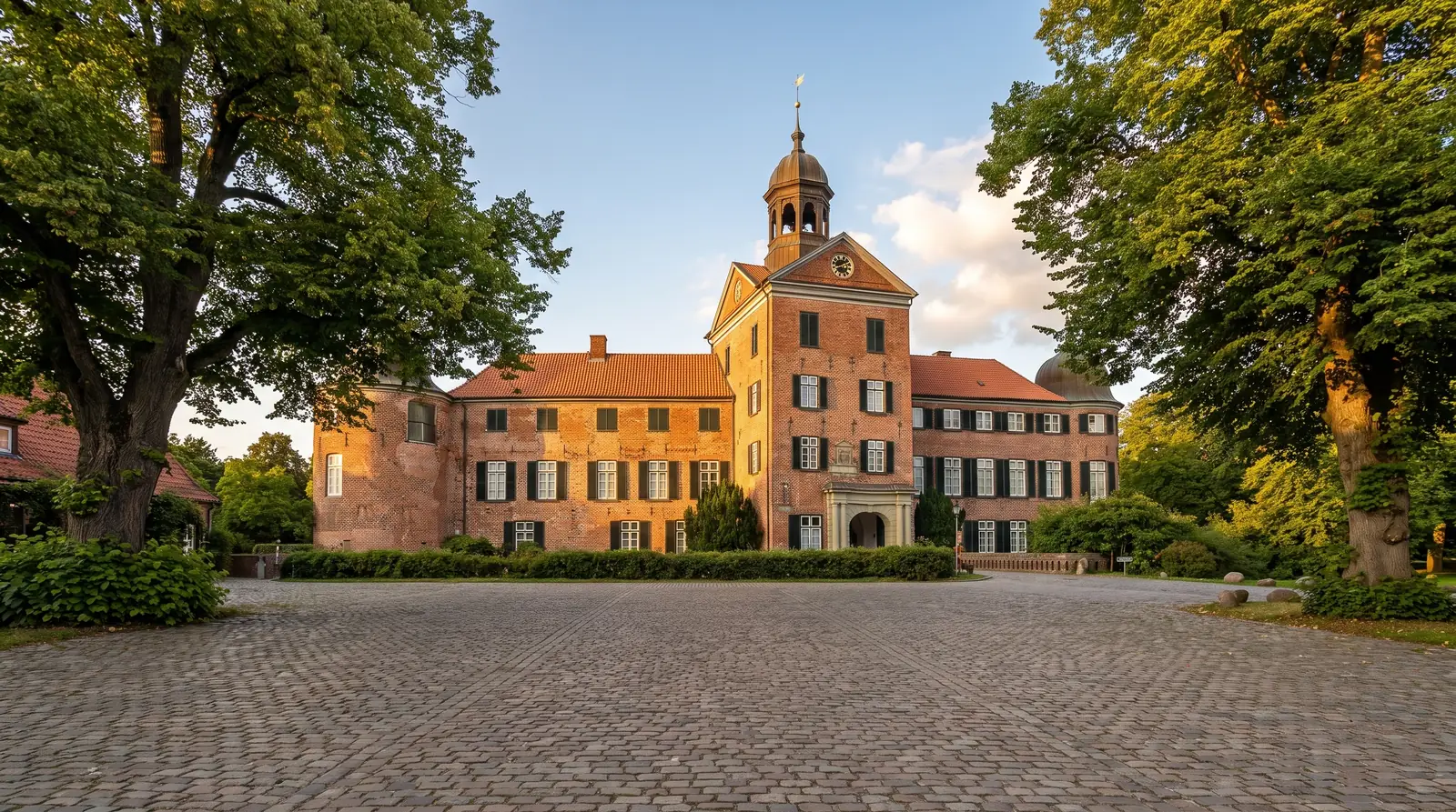 Eutiner Schloss aus rotem Backstein mit Torturm