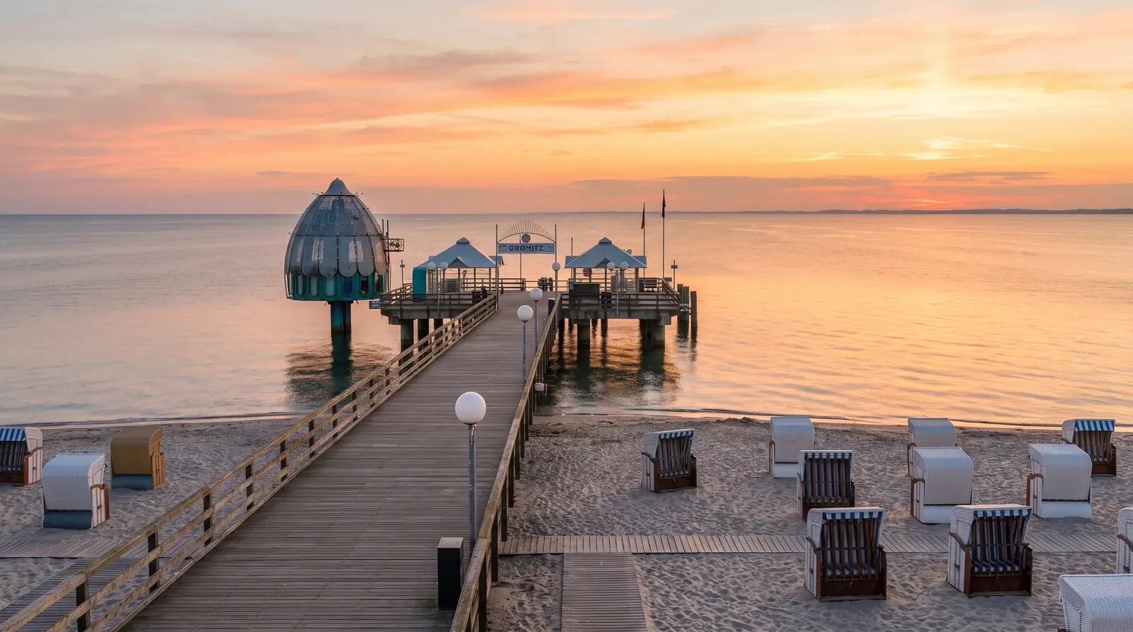 Seebrücke von Grömitz an der Ostsee im Abendlicht