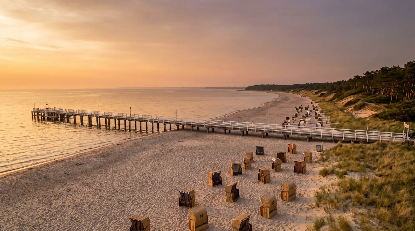 Seebrücke und Strand mit Strandkörben in Kellenhusen an der Ostsee