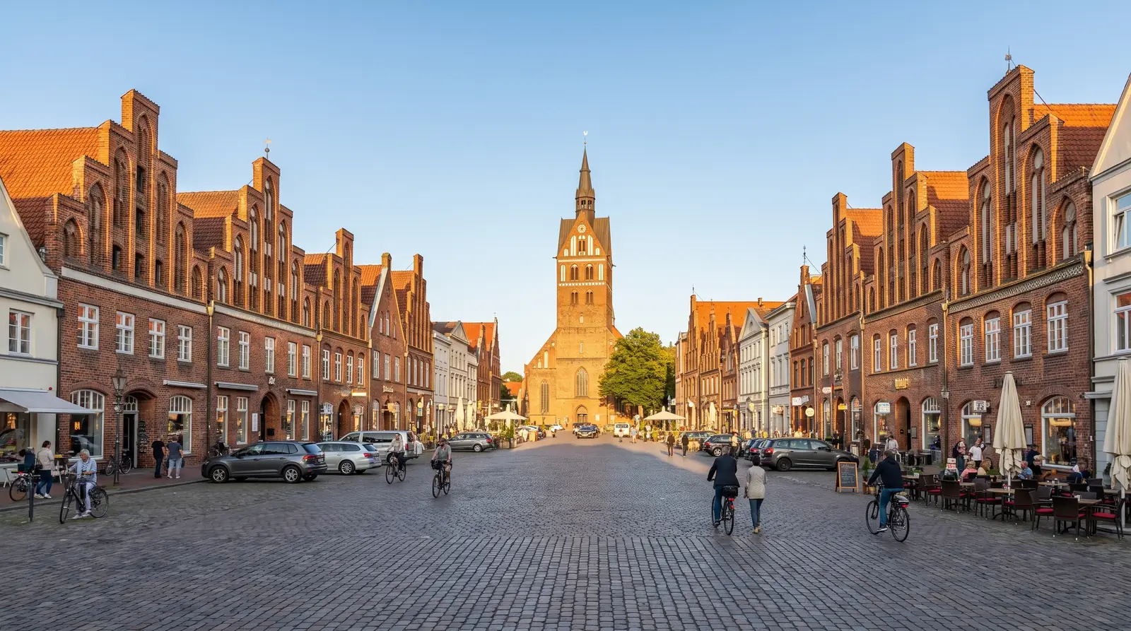 Backsteingiebelhäuser am Platz Am Sande in der Lüneburger Altstadt