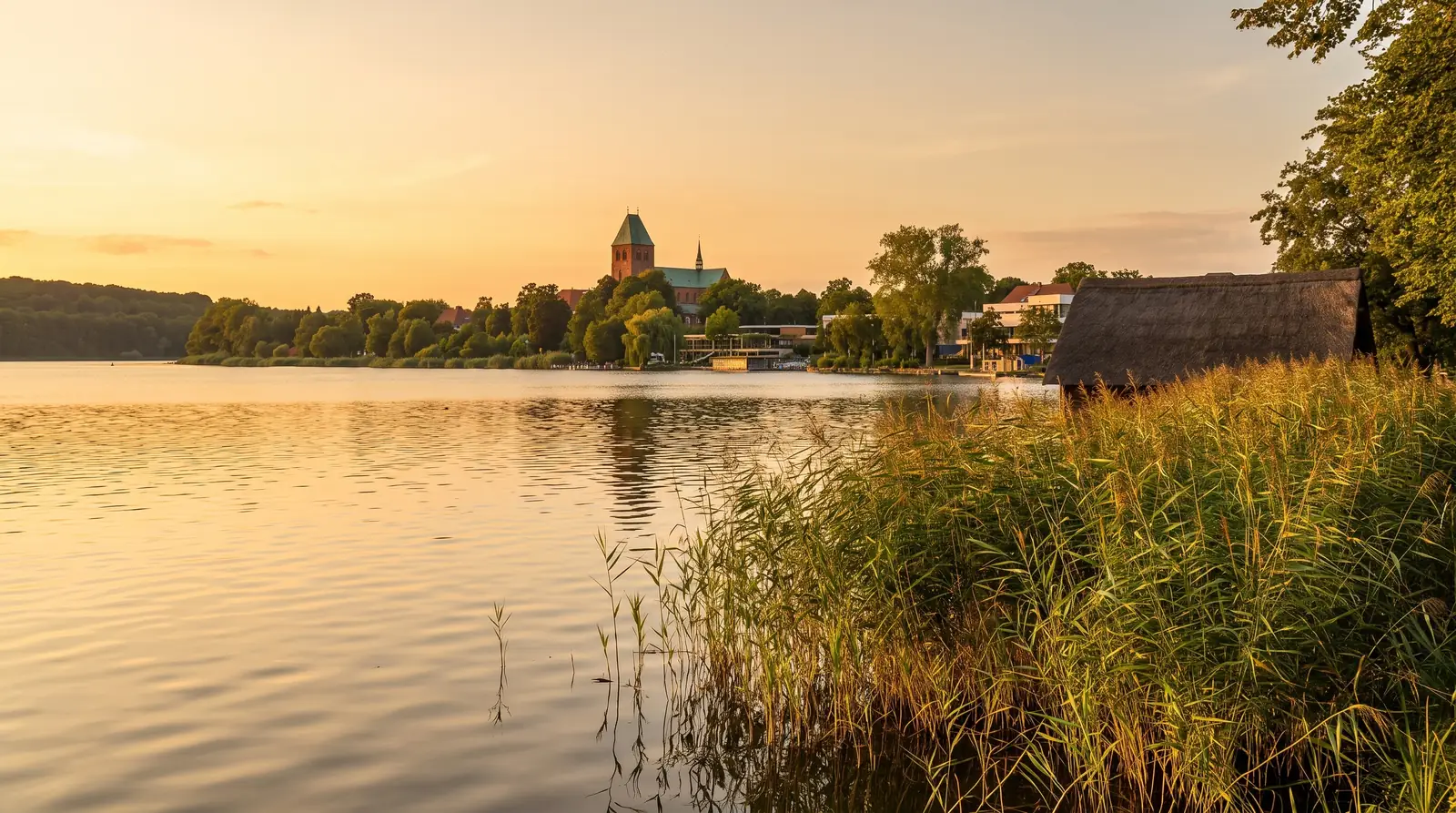 Blick über den Ratzeburger See auf den Dom der Inselstadt