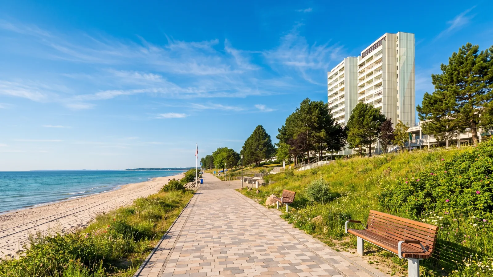 Strandpromenade in Sierksdorf mit Blick auf den Ostseestrand und die L&uuml;becker Bucht