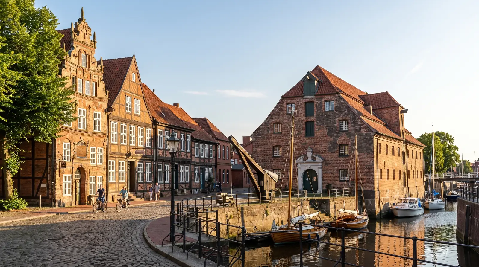 Historischer Hansehafen von Stade mit alten Speichergeb&auml;uden
