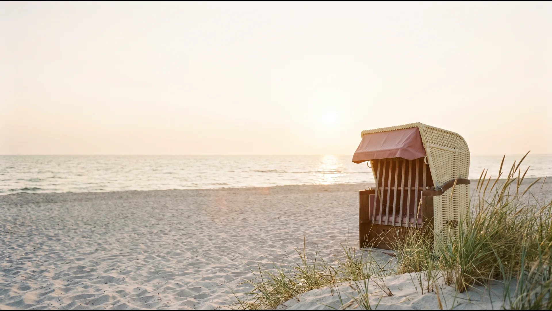 Strandkorb am Ostseestrand im Abendlicht