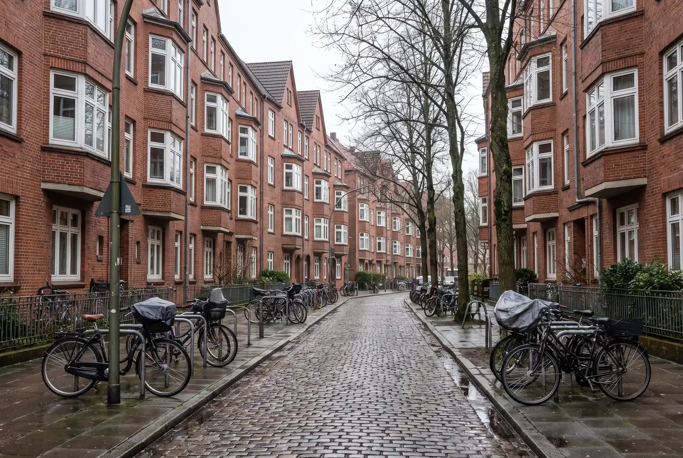 Hamburger Wohnstraße mit Backsteinhäusern und Fahrrädern