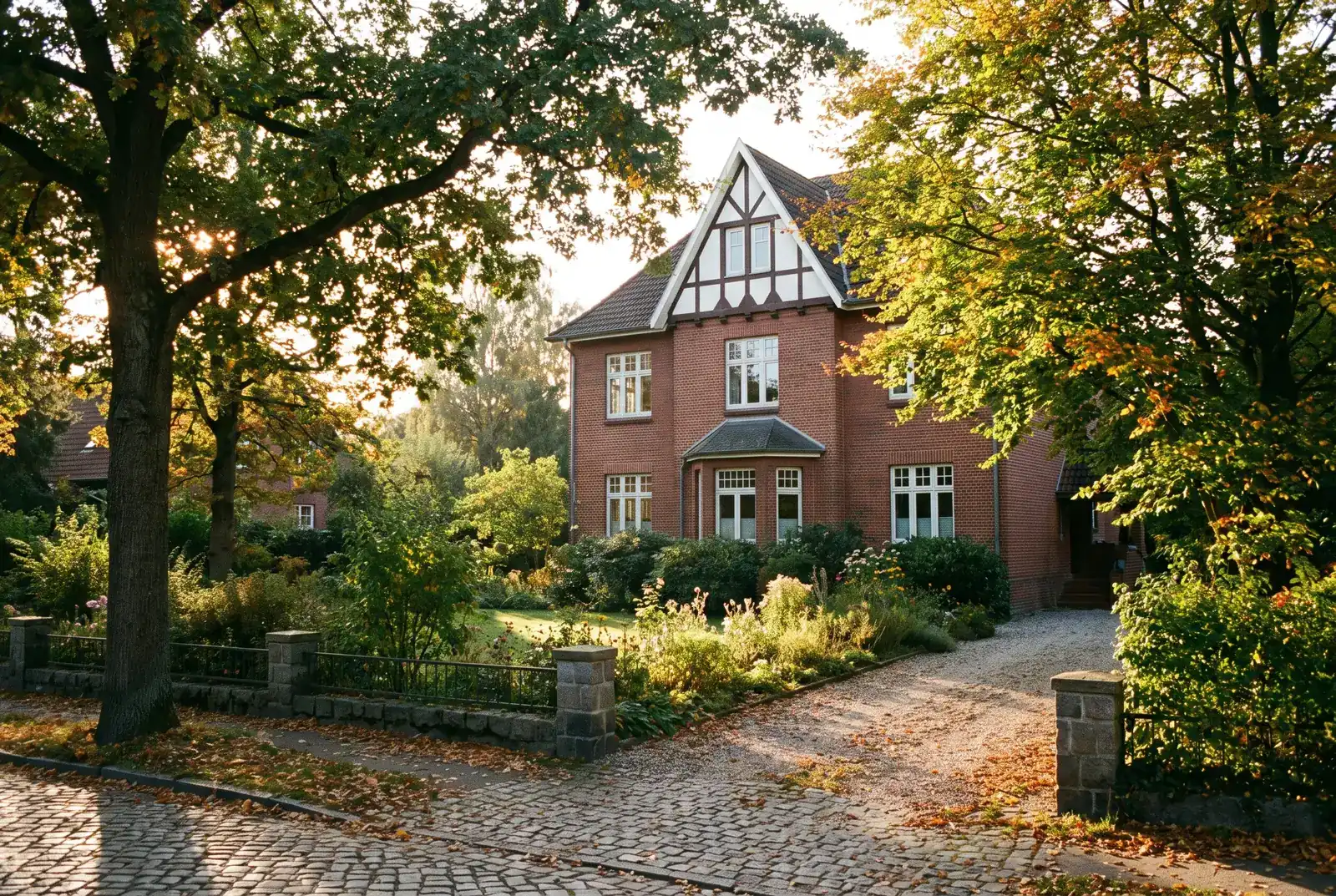 Freistehendes Einfamilienhaus mit großem Garten im Herbstlicht