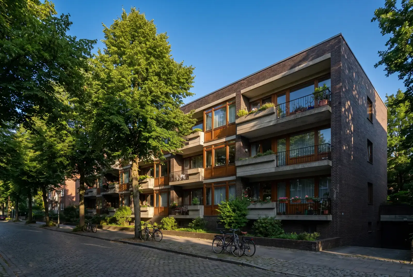 Fassade eines gepflegten Mehrfamilienhauses mit Balkonen in Norddeutschland
