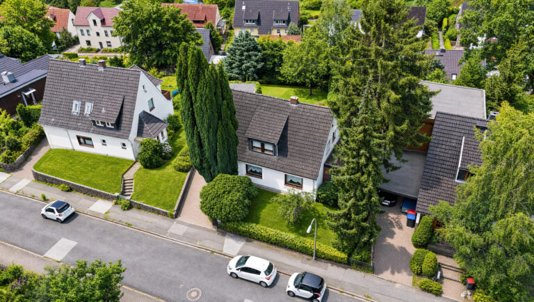 Freistehendes Haus mit zwei Wohnebenen und 684 m² Gartenidyll