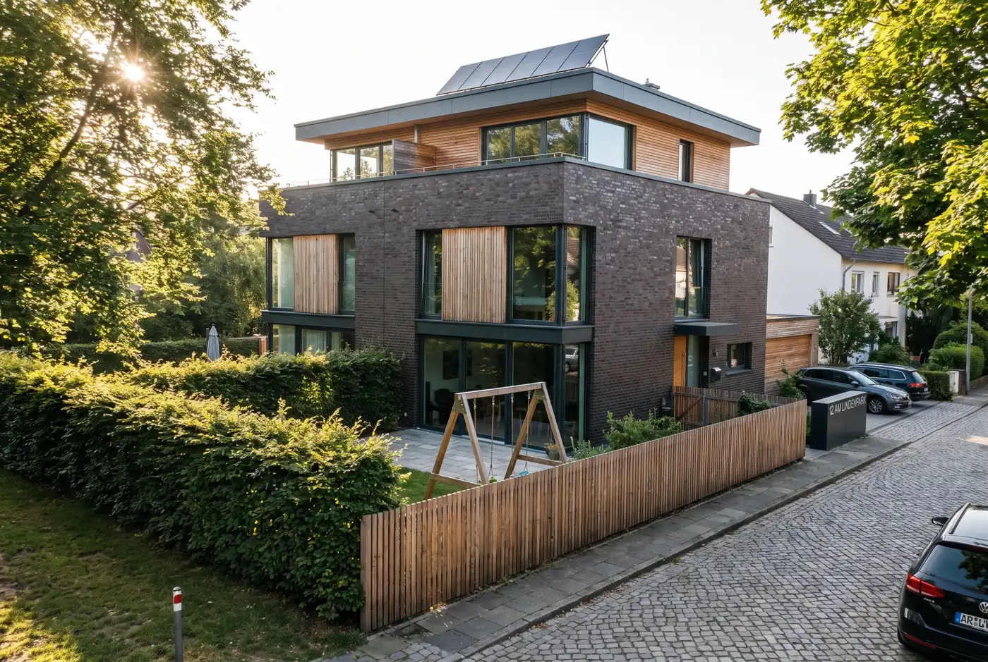 Modernes Familienhaus mit eingezäuntem Garten und Schaukel